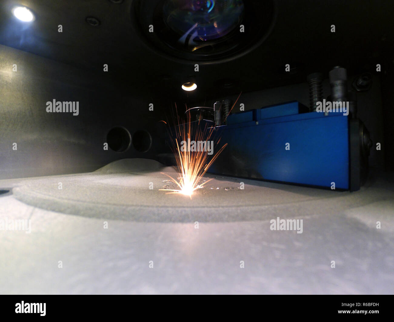 La impresión de la impresora 3D de metal. Máquina de sinterización láser  para metales. Metal sinterizado es bajo la acción del láser en la forma.  Los LMD, SLM, SLS. Modernas tecnologías de