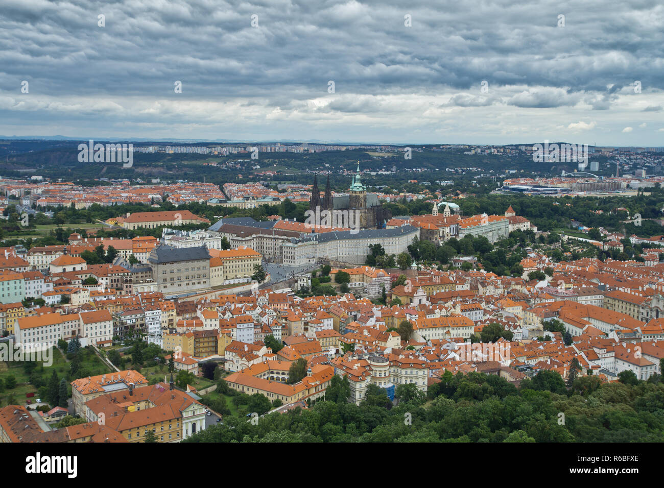 Praga es la capital y ciudad más grande de la República Checa, la 14ª ciudad más grande de la Unión Europea y la capital histórica de Bohemia. Foto de stock