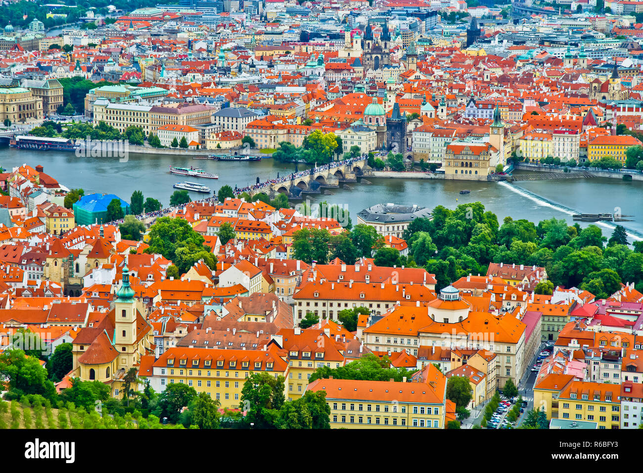 Praga es la capital y ciudad más grande de la República Checa, la 14ª ciudad más grande de la Unión Europea y la capital histórica de Bohemia. Foto de stock