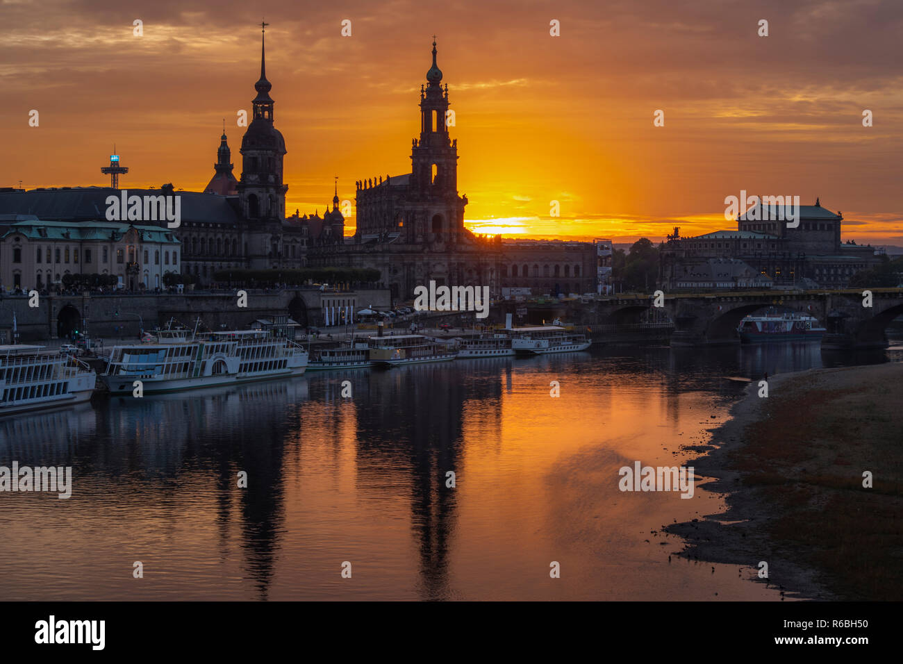 Dresden, Sonnenuntergang im Blick über die Elbe zur historischen Altstadt mit Oper und Schloss sowie Schlosskirche Foto de stock