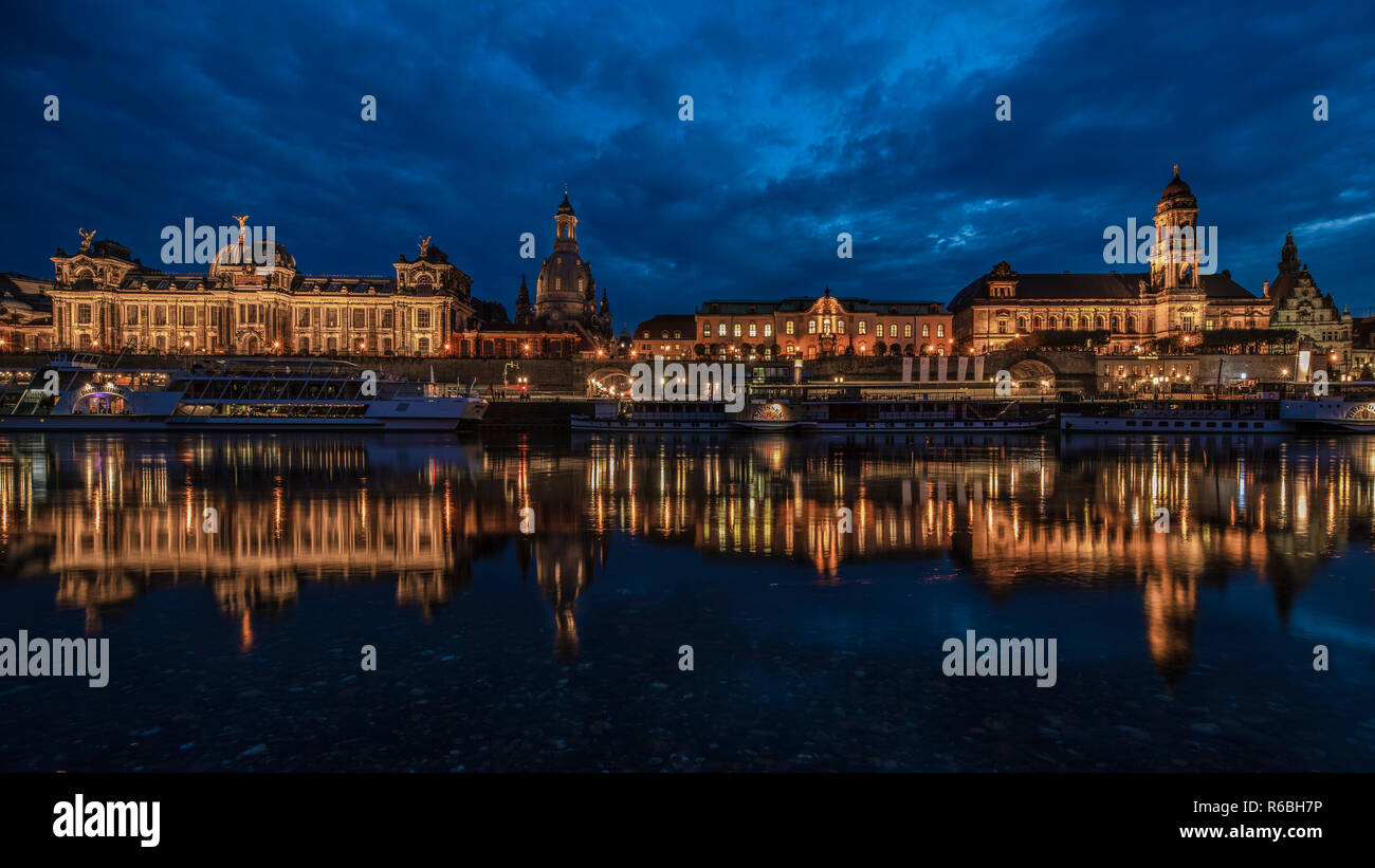 Dresden, Blick über die Elbe auf die Altstadt mit Albertinum, Frauenkirche und Brühl Foto de stock