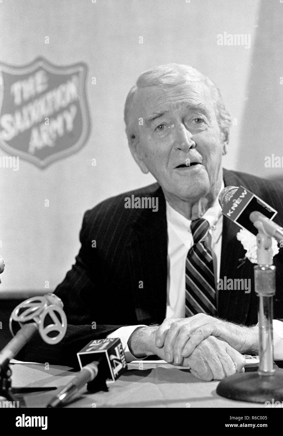 Actor de cine norteamericano, James Stuart hablando en San Francisco en 1980, en apoyo del Ejercito de Salvación. Foto de stock