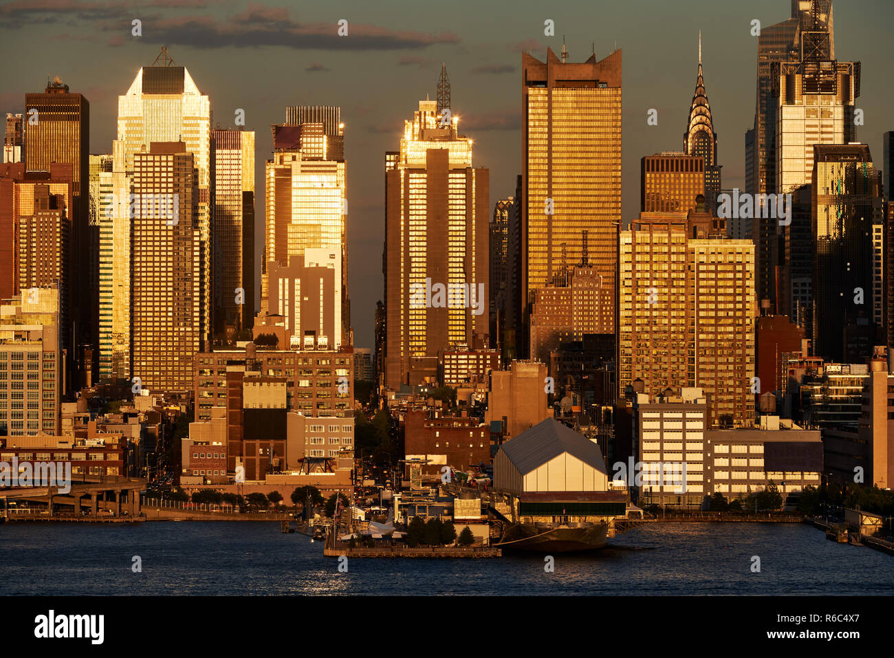 Puesta de sol vista aérea de rascacielos de Midtown West, cruzando el río Hudson. Manhattan, Ciudad de Nueva York, EE.UU. Foto de stock