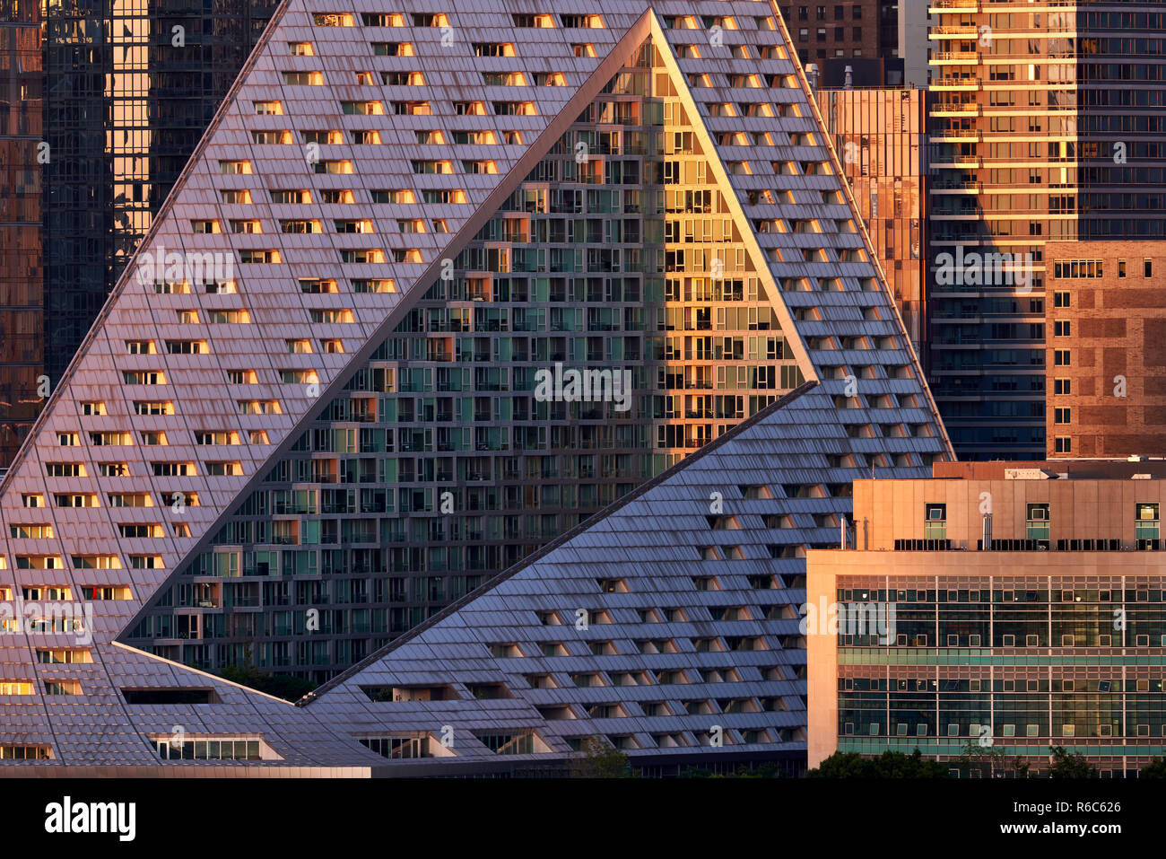 El complejo de apartamentos de lujo a través de West 57 con su exclusivo diseño al atardecer. Midtown West, Manhattan, Ciudad de Nueva York, EE.UU. Foto de stock