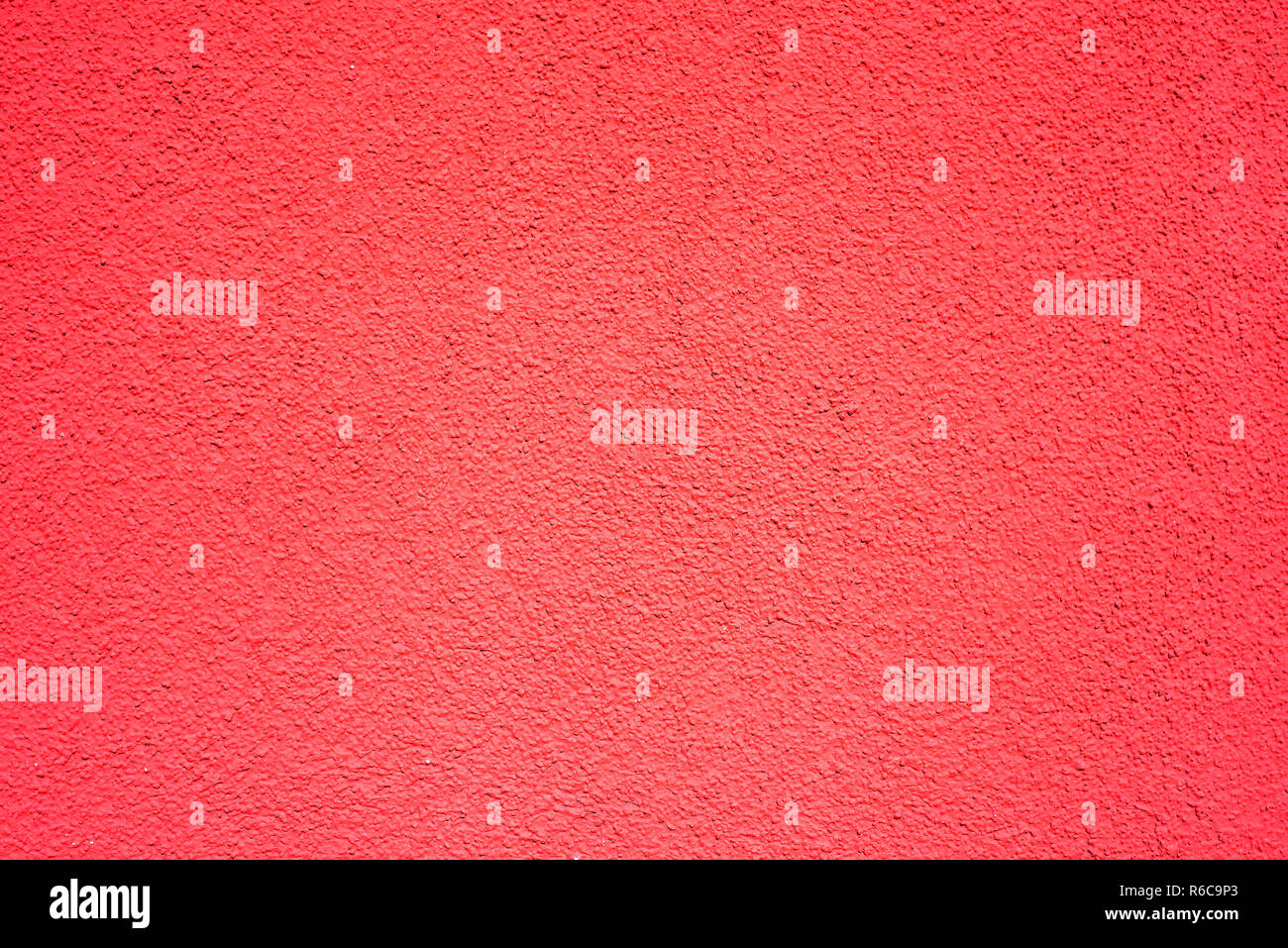Muro de hormigón con revestimiento de color rojo Fotografía de stock - Alamy