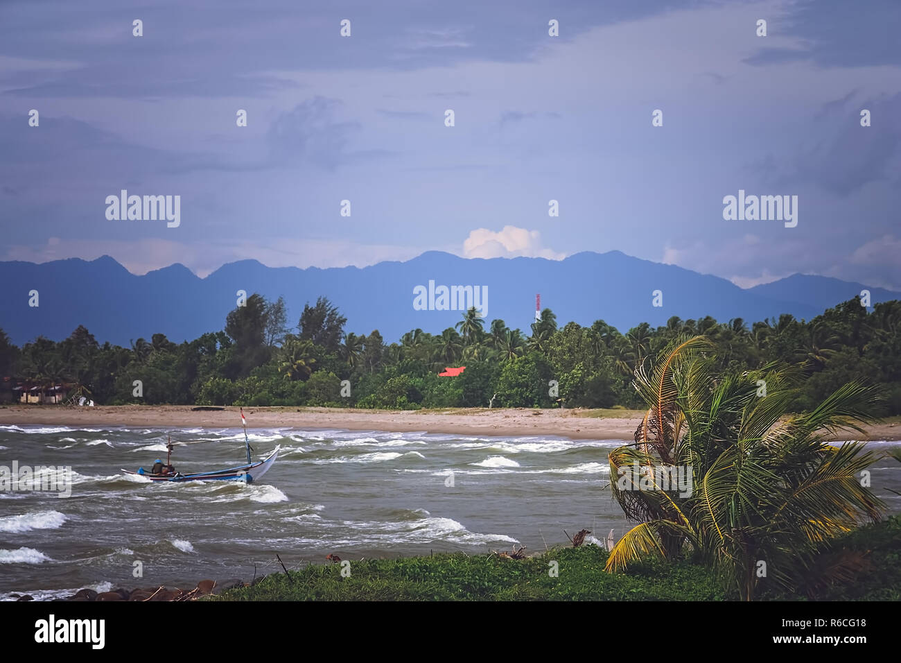 El mar embravecido en la costa de Sumatra Foto de stock