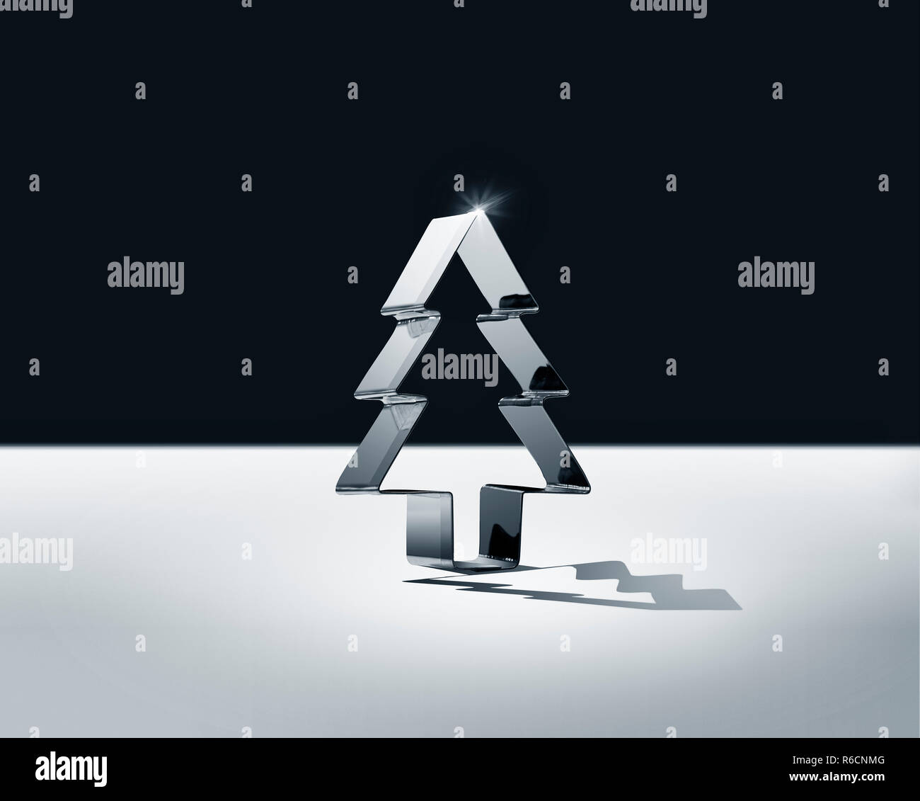 En blanco y negro todavía la vida de forma vertical brillante Christmas tree cookie cutter Foto de stock