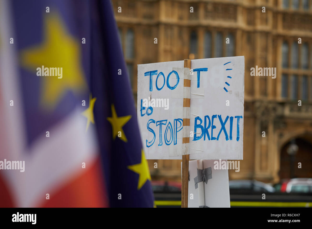 Londres, Reino Unido. 4 dic, 2018. Un letrero de apoyo permanecen fuera del Parlamento para pasar tráfico a leer. Crédito: Kevin J. Frost/Alamy Live News Foto de stock