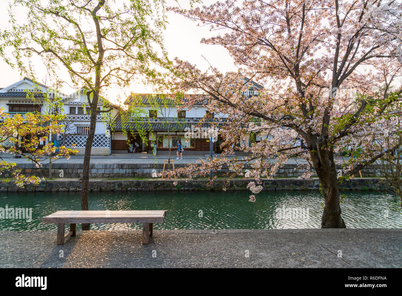 Kurashiki Bikan Canal y el barrio histórico, Kurashiki, Japón Foto de stock