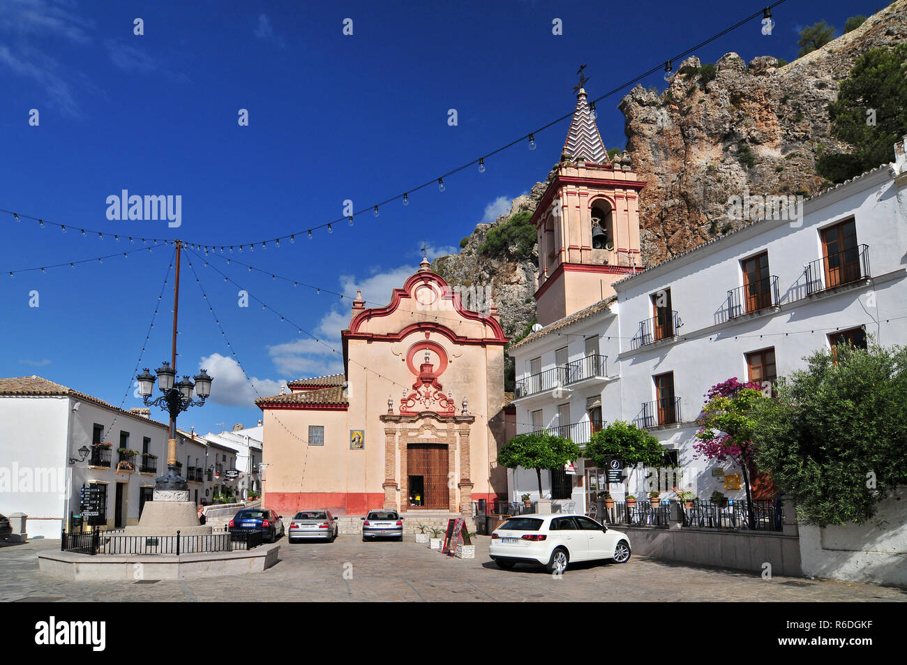 Iglesia de Santa María de la Mesa en el pueblo blanco de Zahara de la Sierra Cádiz Andalucía España Foto de stock