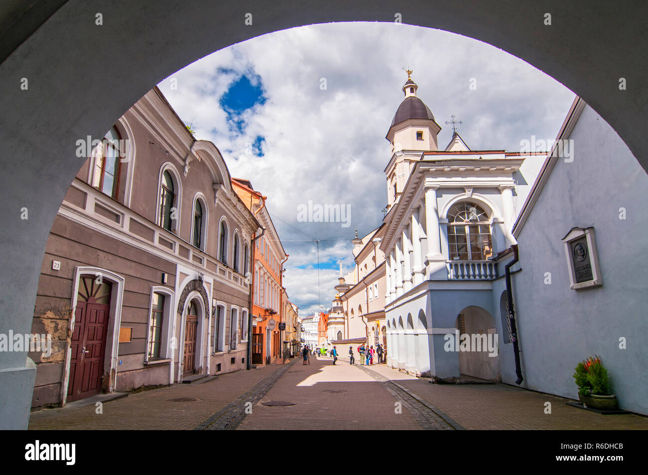 Ausros Gate (puerta de la Aurora) con la Basílica de la Virgen las calles Ostrobramska en Vilnius, Lituania Foto de stock