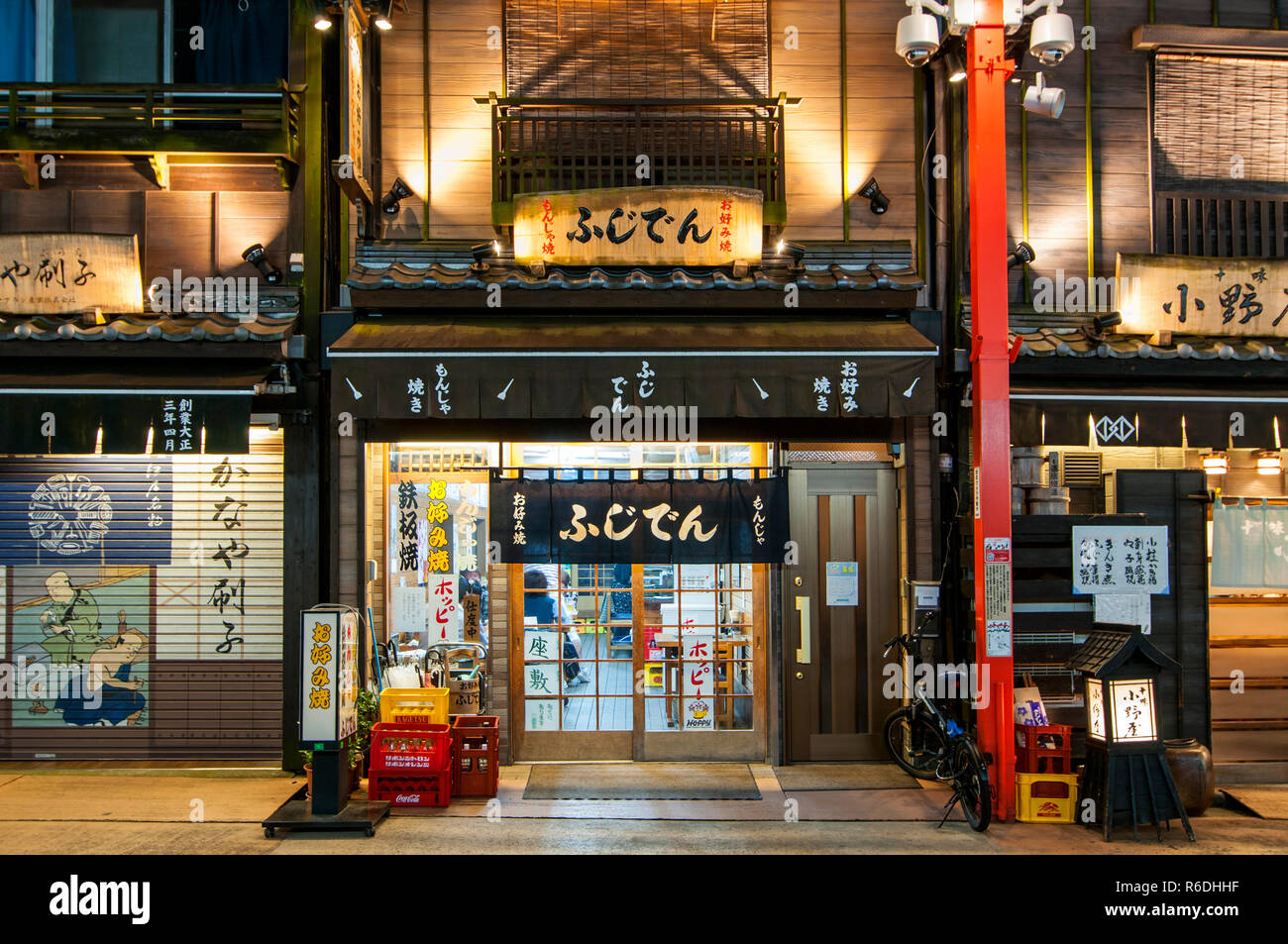 Caminando calle comercial en zona de Asakusa Neary Senso-Ji Templo de Asakusa, Tokio Foto de stock