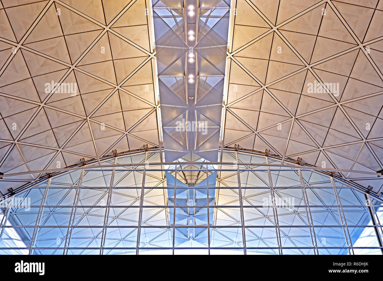 El diseño de la arquitectura interior del aeropuerto internacional de Hong Kong en el edificio de la terminal principal Foto de stock