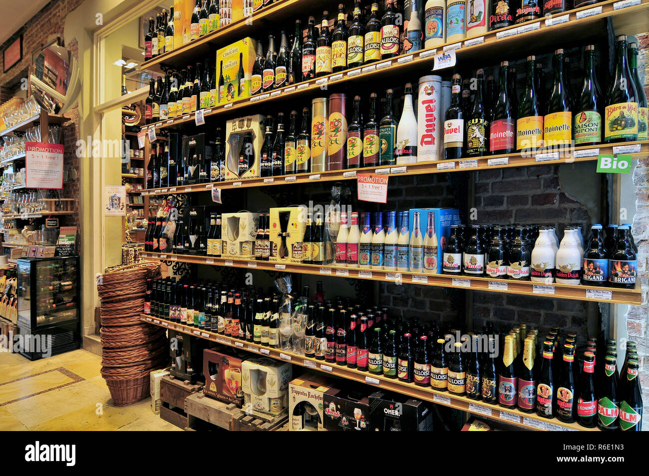 Tienda de cerveza belga en Bruselas Foto de stock