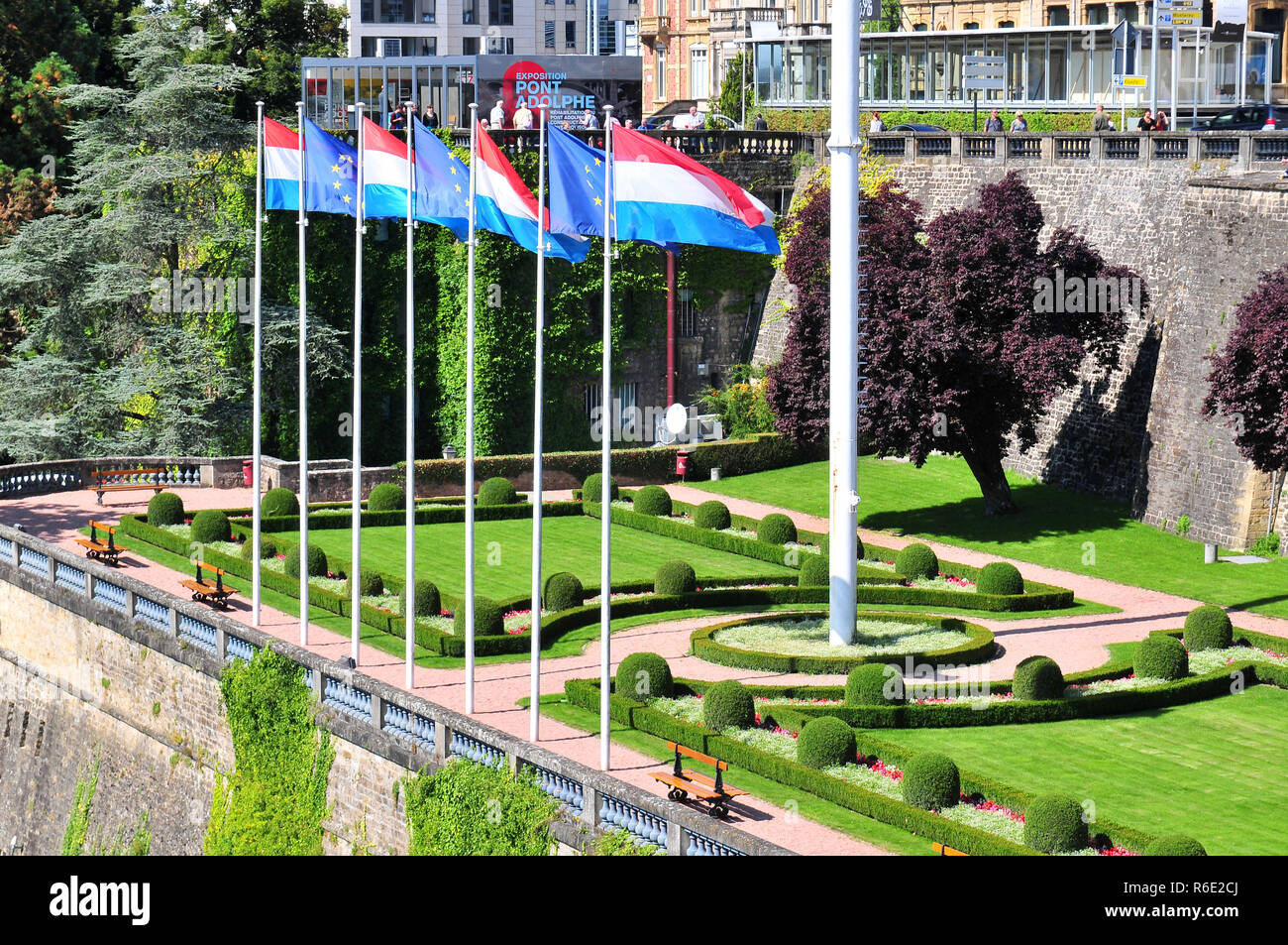 Parque en el centro histórico de la ciudad de Luxemburgo y la bandera nacional Foto de stock