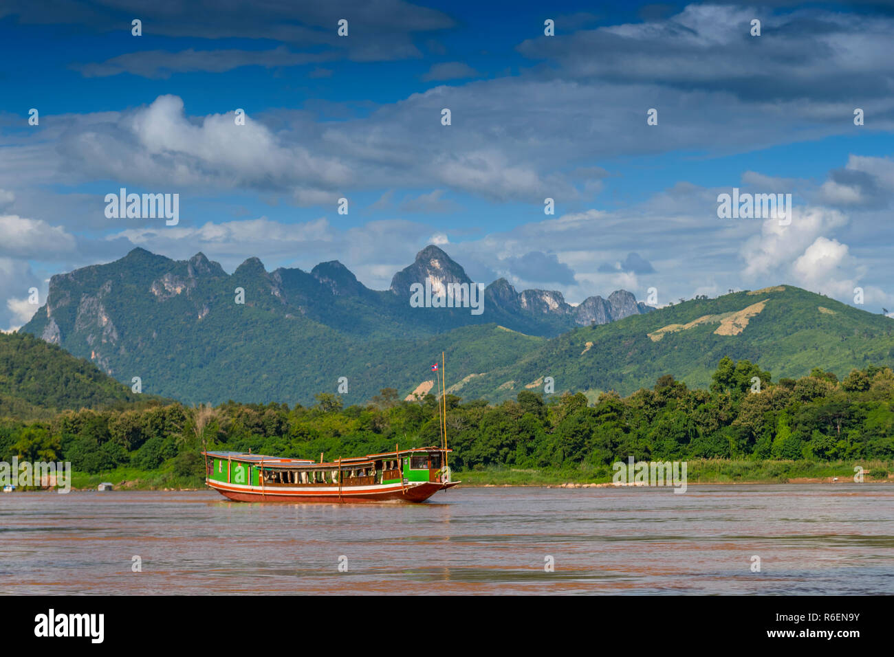 Río turístico en barco por el río Mekong, Luang Prabang, Laos, Asia Foto de stock