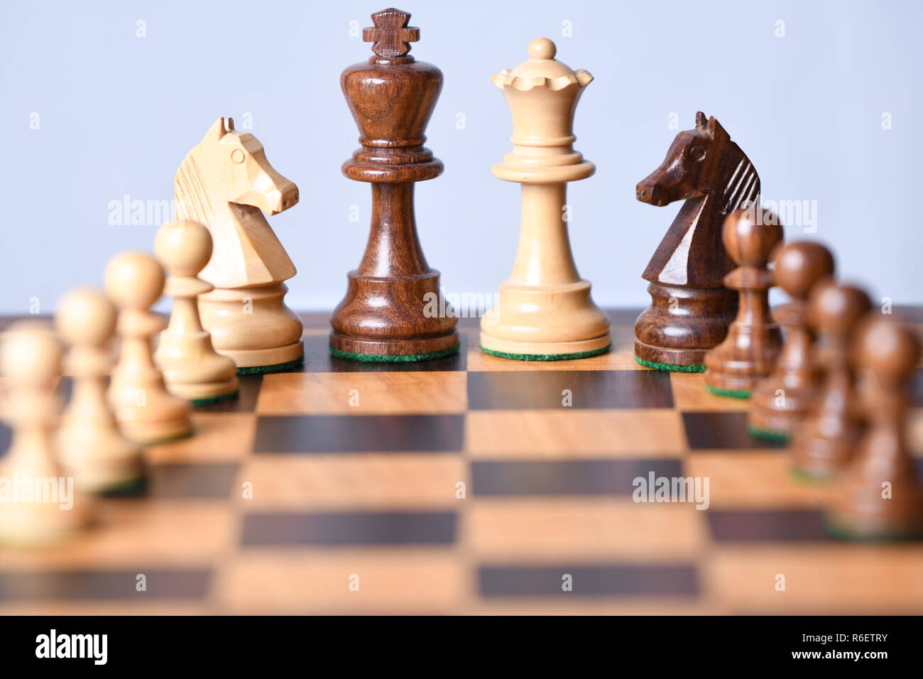 Dama y rey enmarcado por peones sobre el tablero de ajedrez Fotografía de  stock - Alamy