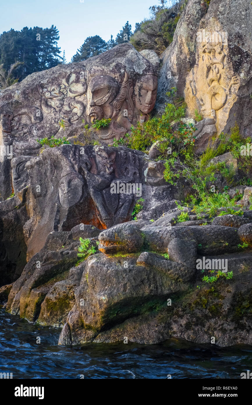 Los maoríes las tallas de piedra, el Lago Taupo, Nueva Zelandia Foto de stock
