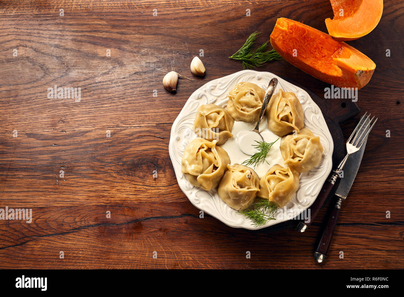 Asia dumplings al vapor Manti con calabaza y el ajo. Vista superior y copie el espacio. Foto de stock