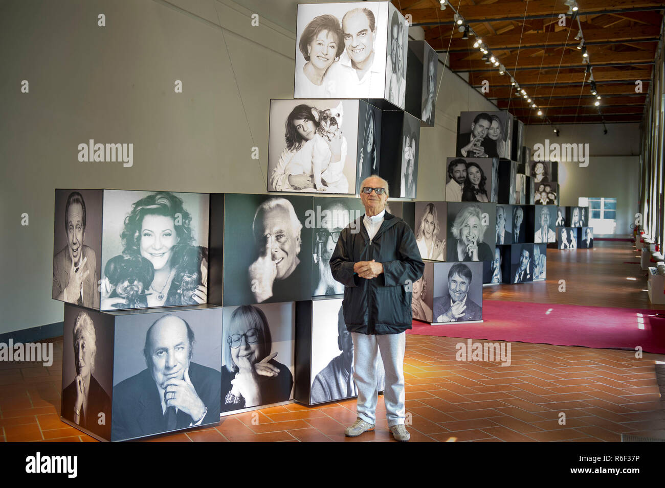 Italia, Lombardía, Monza - Retrato de Bob Krieger en la exposición 'Sguardi del Pensiero e dell'anima" en el Serrone della Villa Reale de Monza. Foto de stock