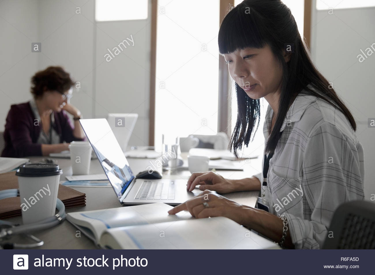 Estudiante de medicina femenina leer texto en el portátil Foto de stock