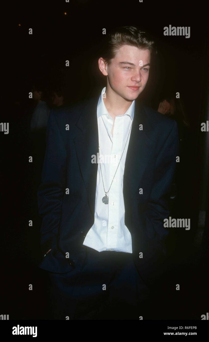 LOS ANGELES, CA - 24 de marzo: El Actor Leonardo DiCaprio asiste a Warner Bros Pictures' 'la vida de este chico' estreno el 24 de marzo de 1993 en el Director's Guild of America en Los Angeles, California. Foto por Barry King/Alamy Stock Photo Foto de stock