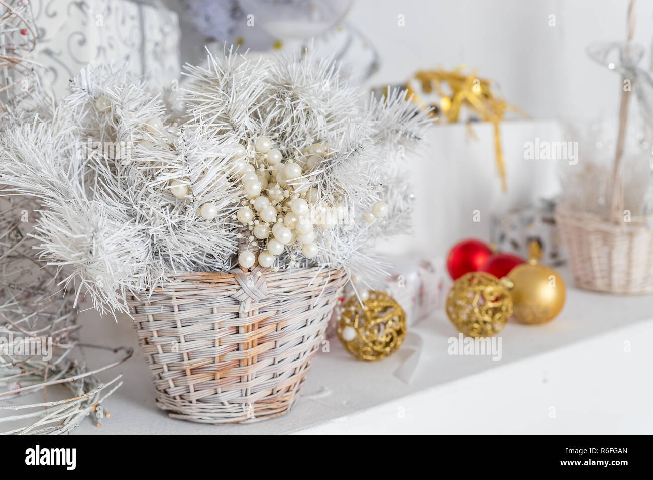 https www alamy es decoracion de navidad en cesta de mimbre coloridos adornos decorativos para las vacaciones ano nuevo estilo escandinavo y composicion vintage vacaciones de invierno concepto la decoracion del hogar image227764845 html