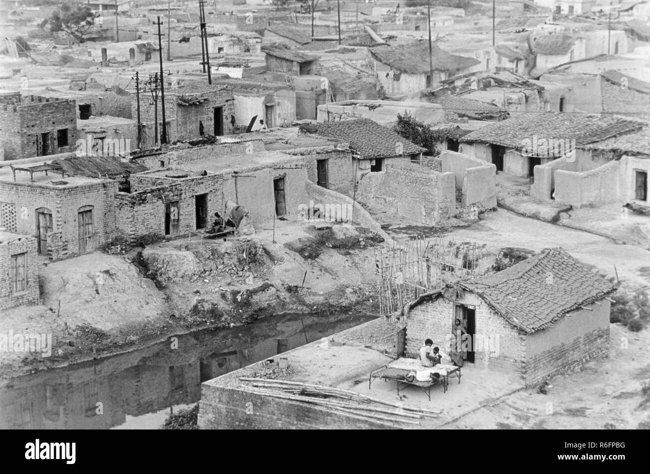 Colonia de viviendas de tugurios en Kanpur Uttar Pradesh India, imagen antigua de la cosecha de 1900s Foto de stock
