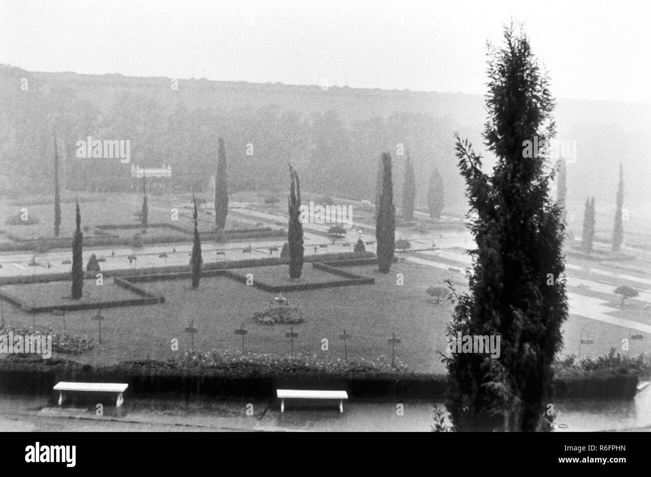 Brindavan Gardens, la presa Krishnarajasagara, Mysore, Srirangapatna, el distrito de Mandya, Karnataka, India, foto de la vieja vendimia de 1900s Foto de stock