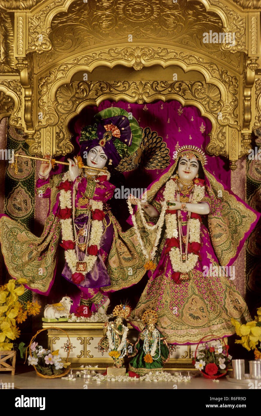 Estatuas de Radha Krishna en el templo, ISKCON Chowpatty, Sri Sri Radha