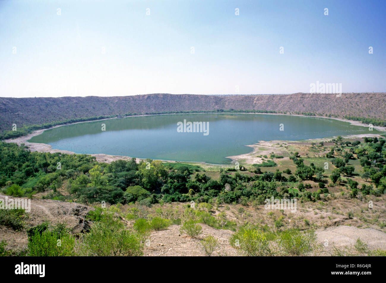 Lago Lonar, cráter Lonar, Monumento Nacional del Patrimonio Geo, salino, lago de soda, Lonar, distrito Buldhana, Maharashtra, India, Asia Foto de stock