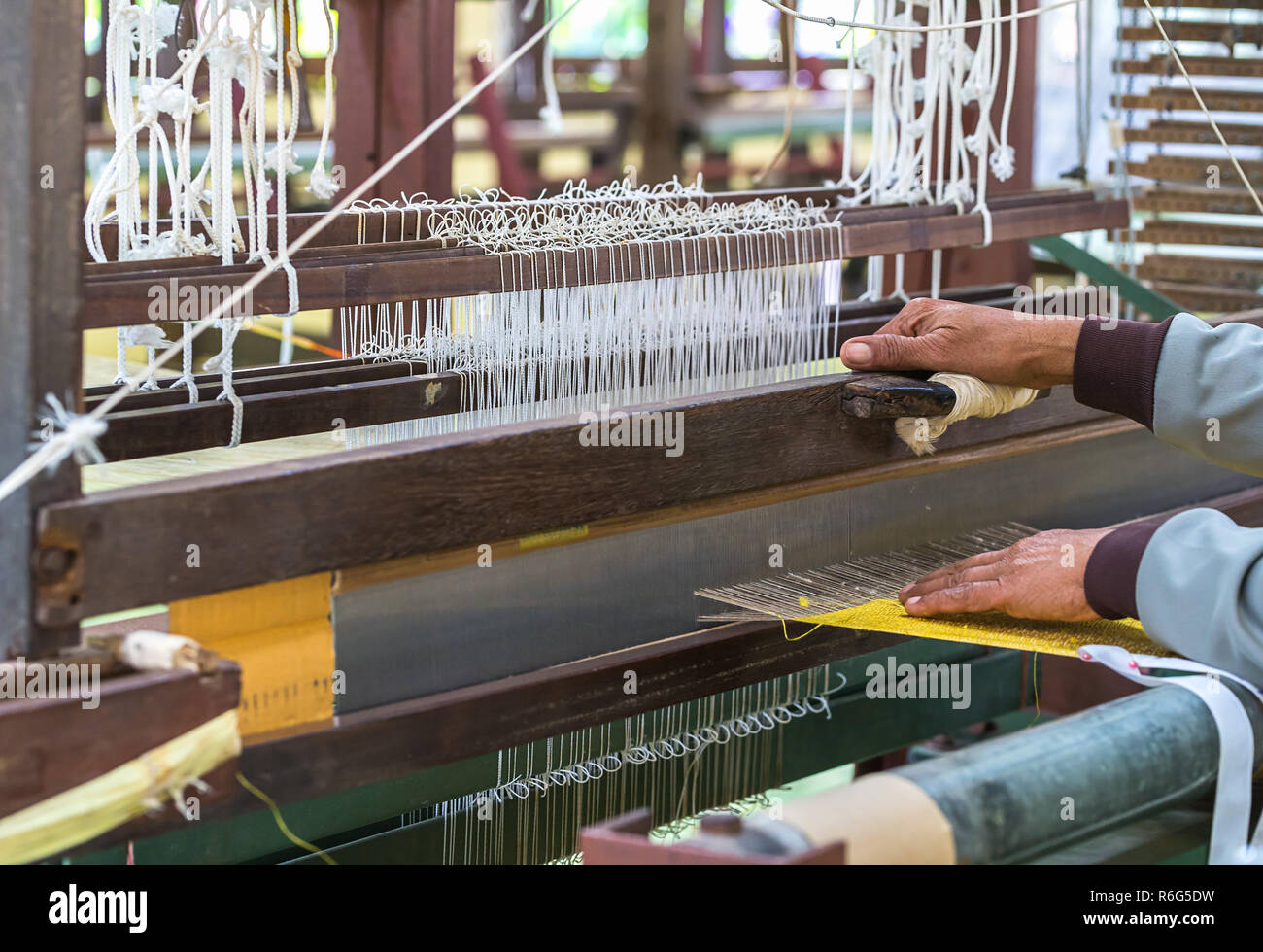 Tejido de algodón de seda en el telar de madera manual Fotografía de stock  - Alamy