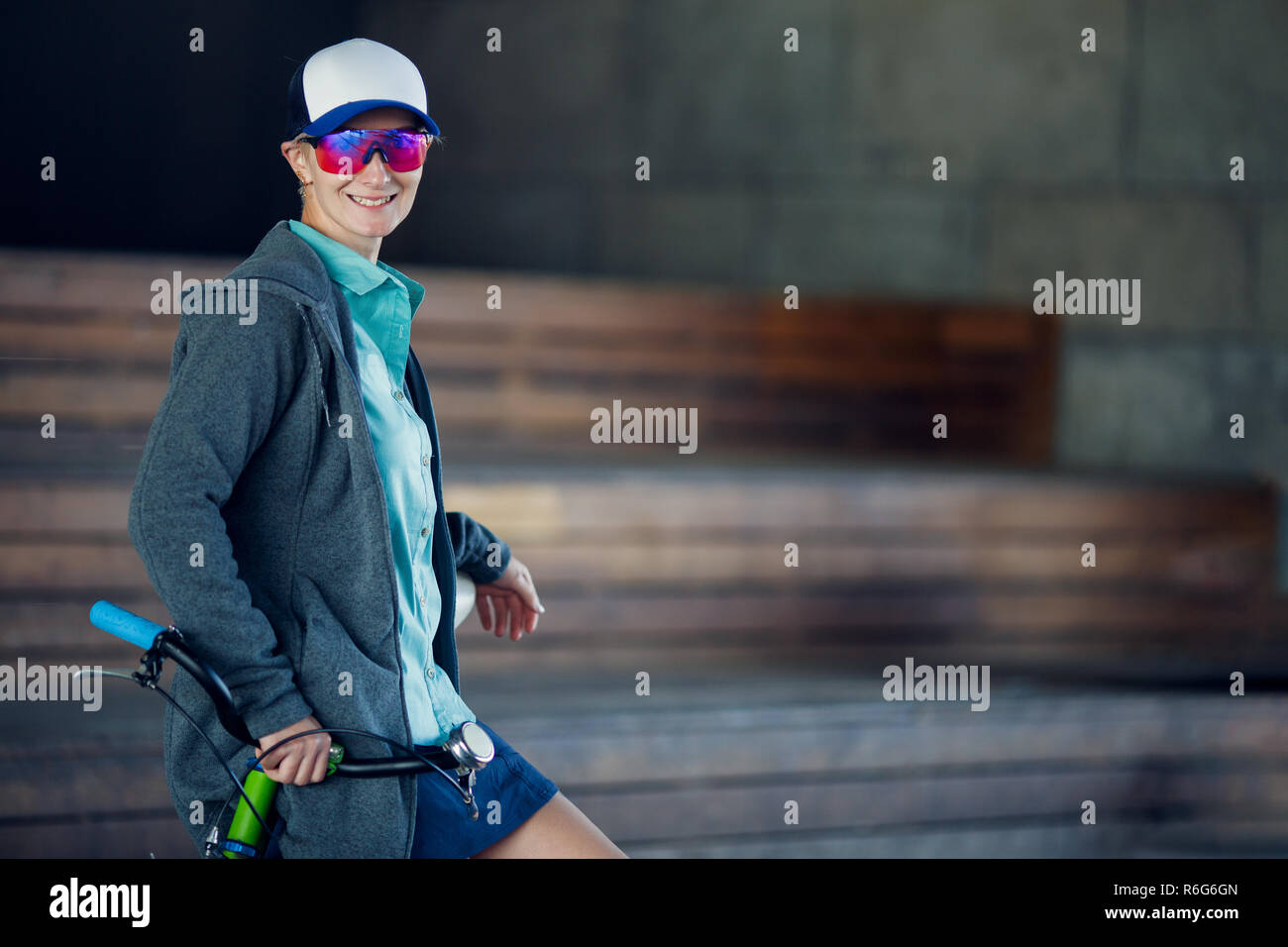Mujer usa gafas de sol pasando el fin de semana en el esquí
