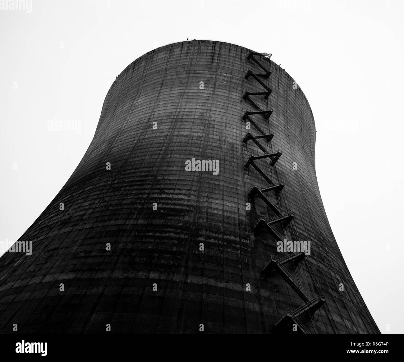 Torre de refrigeración del reactor nuclear tomadas en blanco y negro Foto de stock