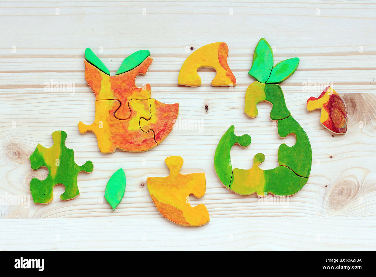 Dos puzzles de madera hecha de piezas coloridas. coloridos frutos como un  rompecabezas es un bonito juguete para niños Fotografía de stock - Alamy