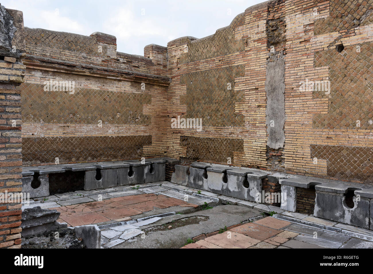 Roma. Italia. Ostia Antica. Letrina pública (forica), posiblemente siglo IV D.C., Via della Forica, Triclini Caseggiato dei. Regio I - Insula XII - Casegg Foto de stock