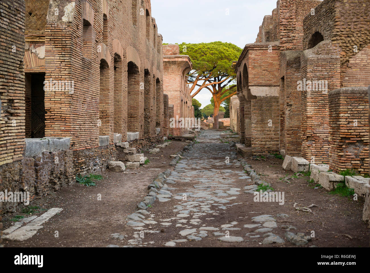 Roma. Italia. Ostia Antica. Via di Diana, con el Caseggiato di Diana (Casa de Diana, a la izquierda) y el del Caseggiato Termopolio (derecha) Regio I - Insu Foto de stock