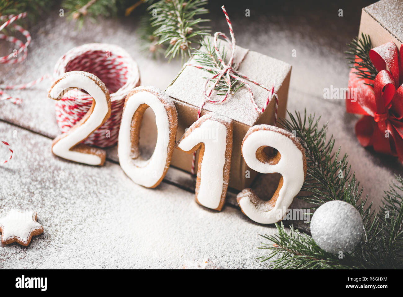 Feliz Año Nuevo 2019 números, caja de regalo y nieve artificial Foto de stock