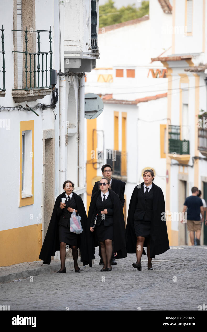 Estudiantes en trajes negros caminando por la ciudad vieja, Evora,  Alentejo, Portugal, Europa Fotografía de stock - Alamy