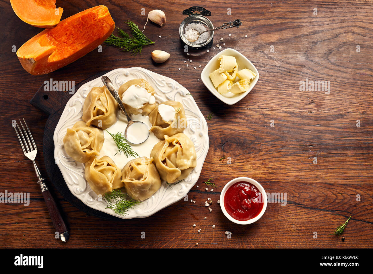 Asia dumplings al vapor Manti con calabaza y el ajo. Foto de stock