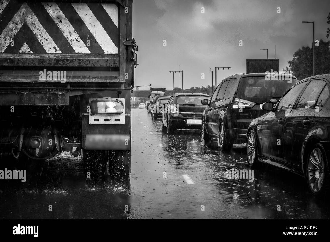 El tráfico en una concurrida calle de Londres en Heavy Rain. Foto de stock