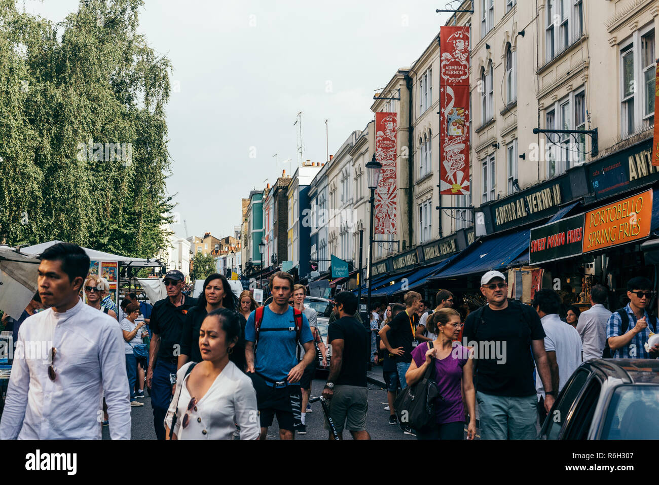 Londres/UK - 21 Julio 2018: gente caminando por el mercado de Portobello,  uno de los mercados callejeros de notables de Londres, conocido por su ropa  de segunda mano y antigüedades Fotografía de