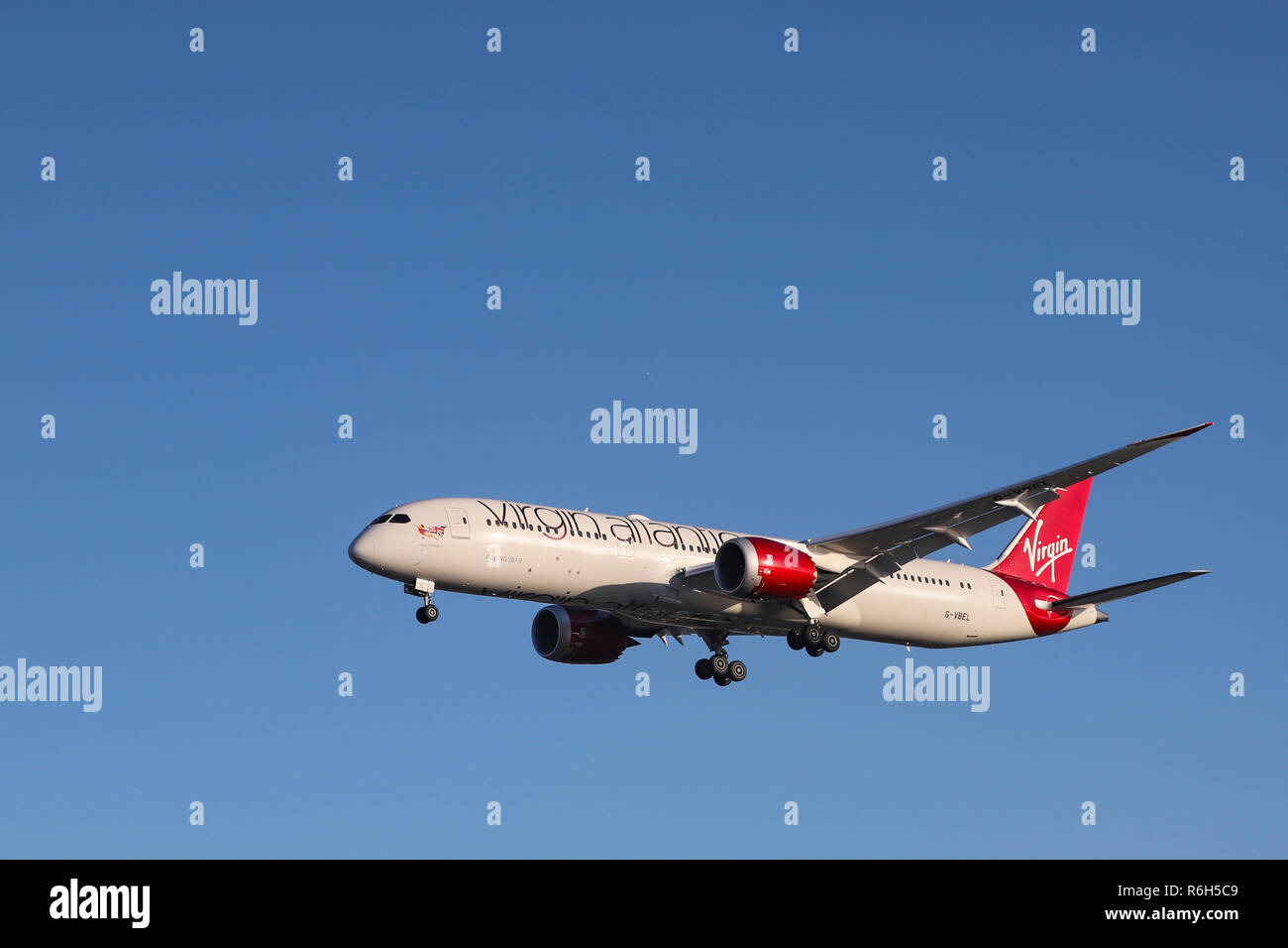 Virgin Atlantic Airways Boeing 787-9 Dreamliner visto aterrizar en el  aeropuerto internacional de Heathrow de Londres, Reino Unido. El avión es  un nuevo Boeing 787 Dreamliner que vuela desde marzo de 2018,