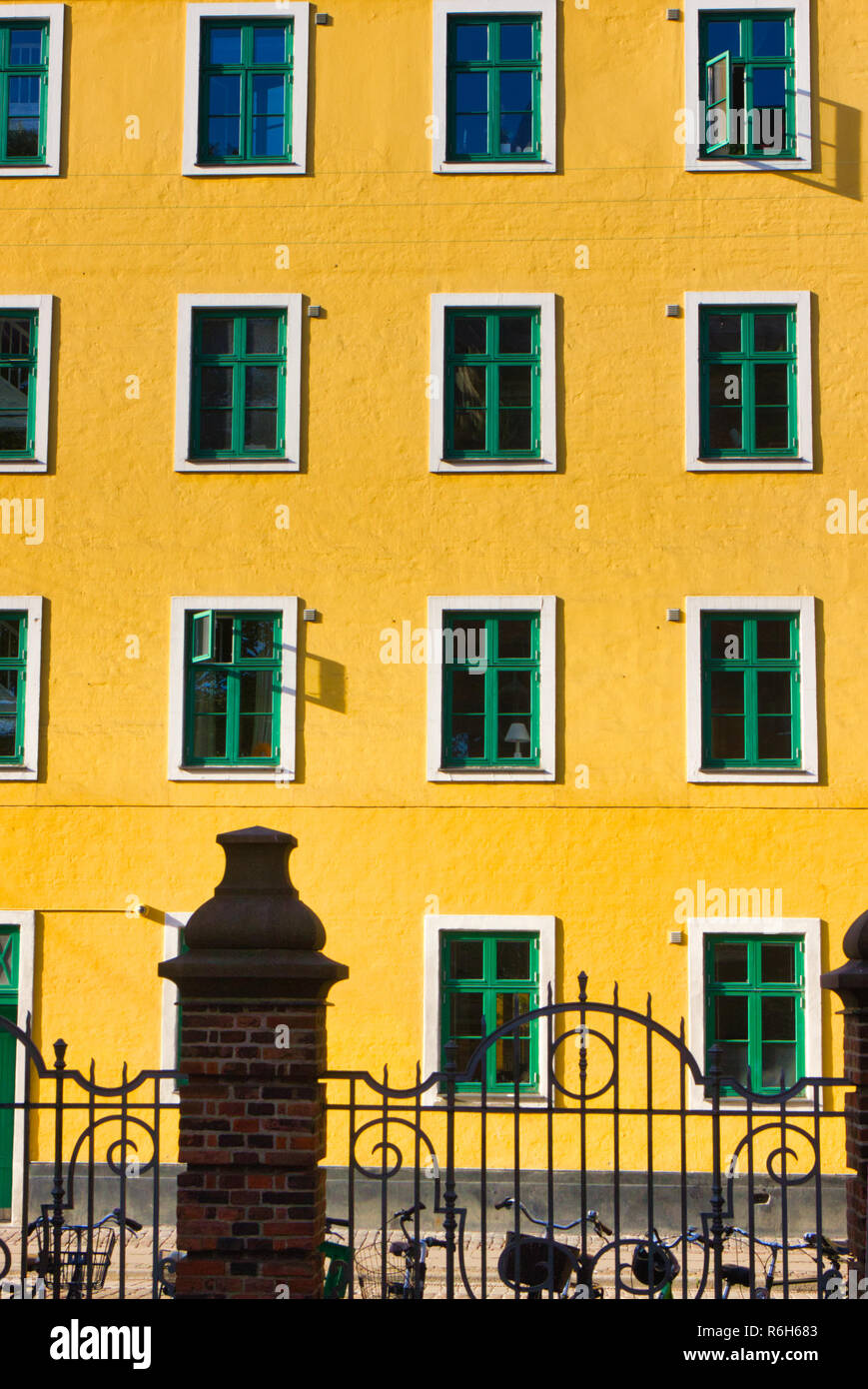 Casa pintada de amarillo fotografías e imágenes de alta resolución - Alamy