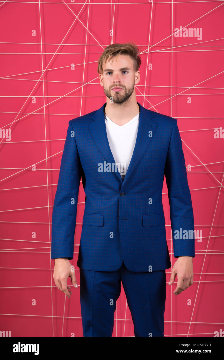 Hombre o empresario desgaste clásico traje azul oscuro. Ropa y vestuario  elegante concepto. La moda masculina. Hombre ropa formal parece guapo y  seguro. Indumentaria adecuada influencia reputación en la sociedad  Fotografía de