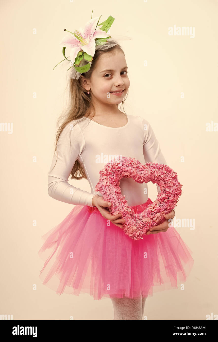La pequeña niña niño lindo, Bailarina Bailarina con cara feliz y Lily flor  en el pelo rubio en bodysuit y rosa falda tutú la celebración de Día de San  Valentín vacaciones corazón