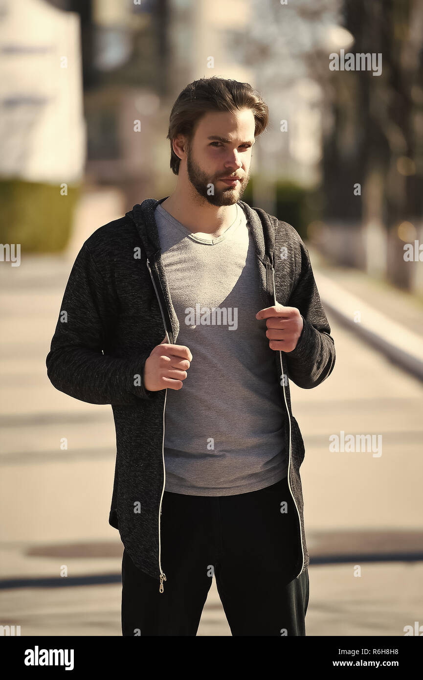 Athletic hombre con barba, vistiendo ropa deportiva, moda hombre caucásico,  hoodie negro y gris, camiseta, soleada piscina sobre el fondo borroso  Fotografía de stock - Alamy