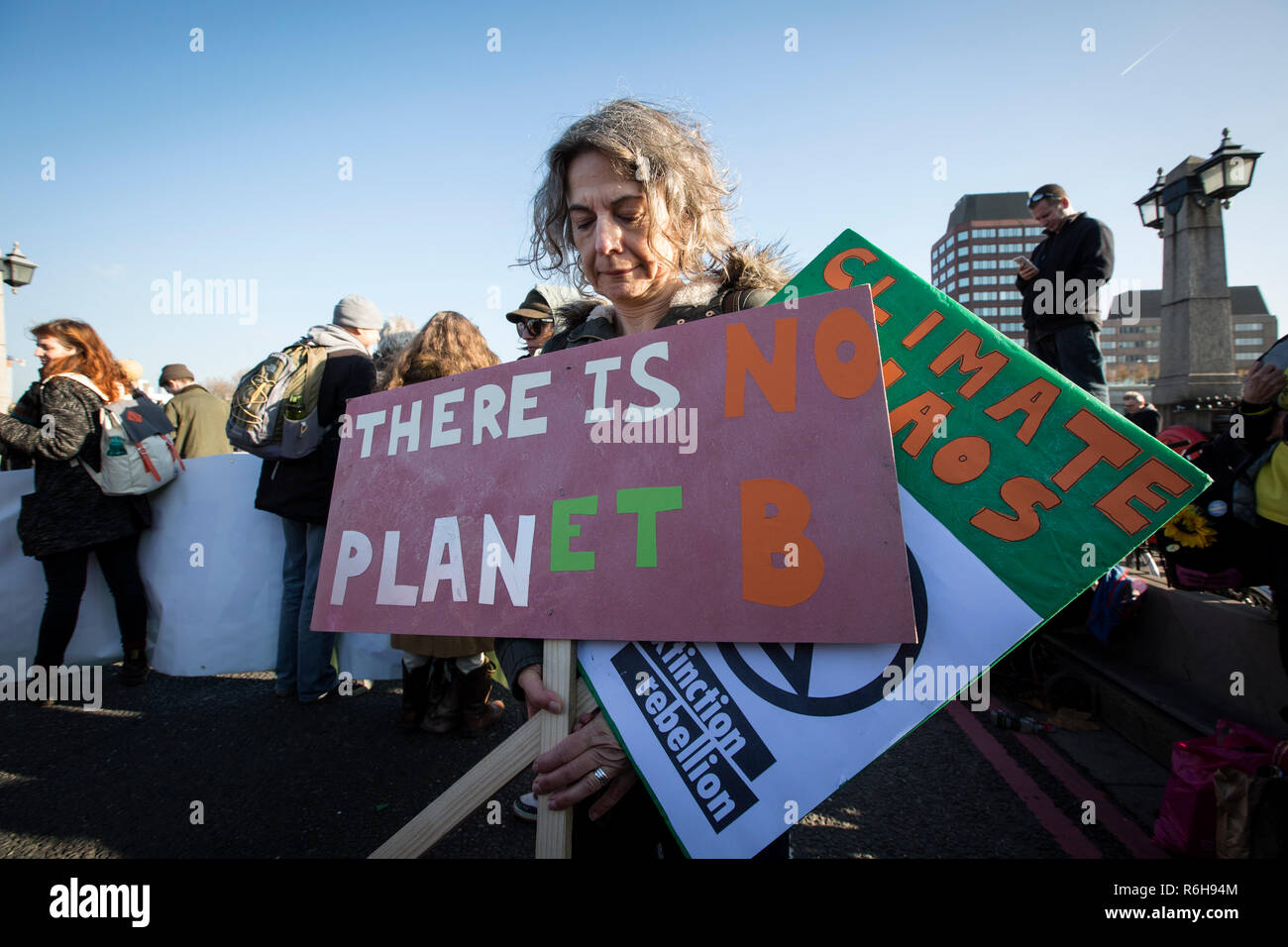 Extinción rebelión clima manifestantes se reunieron en Londres para intentar bloquear los principales cinco puentes que cruzan el río Támesis clima exigente acción, UK Foto de stock