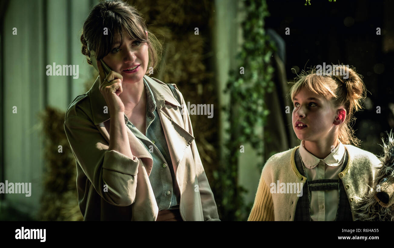 EMILY MORTIMER como Sarah y Sofía LANE Nolte, 'cabeza llena de miel" (2018), Crédito de la foto: Warner Bros Pictures / Hollywood Archive Foto de stock