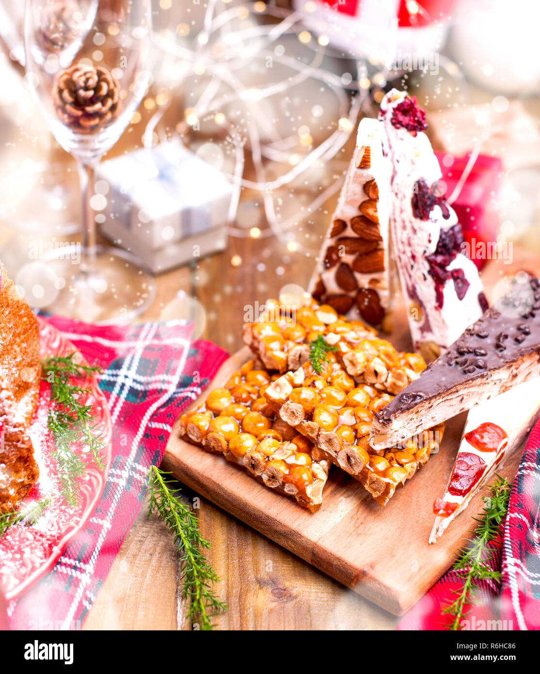 Dulces típicos tradicionales para la Navidad en Italia. Suéteres y  bicarbonato de Pandora para pasar unas vacaciones en el invierno. cuadrado  foto con nieve tintado Fotografía de stock - Alamy